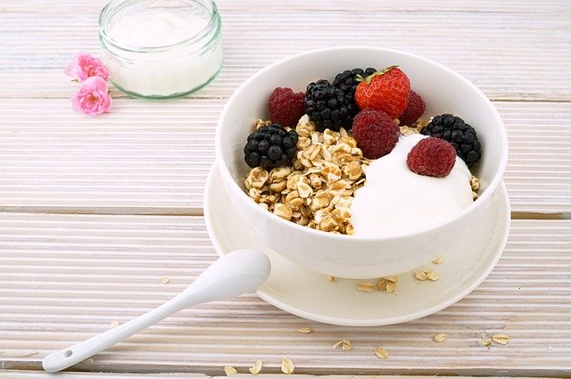 Müsli mit frischen Getreideflocken zubereiten