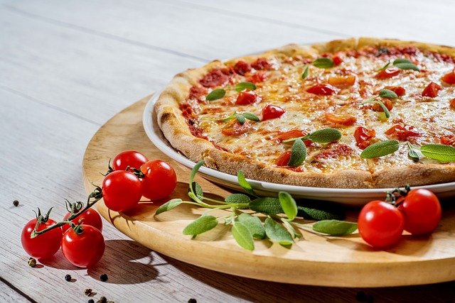 Pizzateig Rezept für knusprige Steinofen Pizza